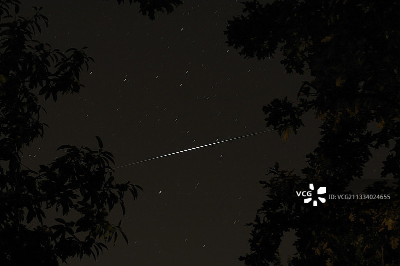 铱星58号卫星发出强大的闪光，亮度达到-6图片素材