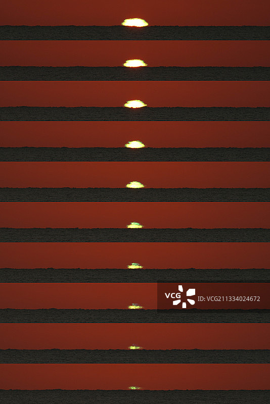 绿色闪光出现。天空非常晴朗，即使与地平线齐平，太阳在即将消失时仍然令人眼花缭乱。在1/4000秒的最低灵敏度下，太阳盘过度曝光（白色区域）。在最后一张照片之前的太阳右上方仍然可以看到一丝蓝色。下蜃景的存在扩大了绿色光线的范围，这有助于观察。图片素材