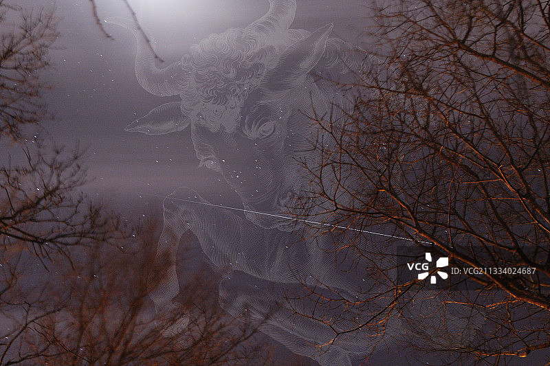 国际空间站在地球的本影中消失，在金牛座的心脏中，V字清晰可见，标志着头部图片素材