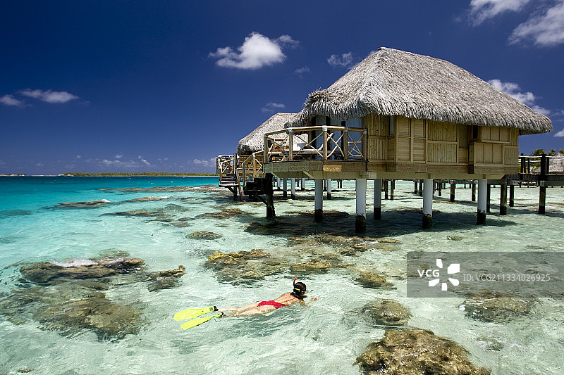玛尼希珍珠海滩度假村的泻湖和简易别墅图片素材