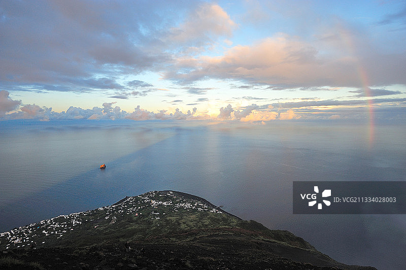 斯特龙博利岛由一座960米高的火山形成，从圣温琴佐村夜晚仰望，火山仍在活动并定期喷出熔岩图片素材