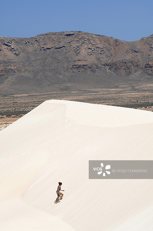 也门索科特拉岛沙丘上的人们图片素材