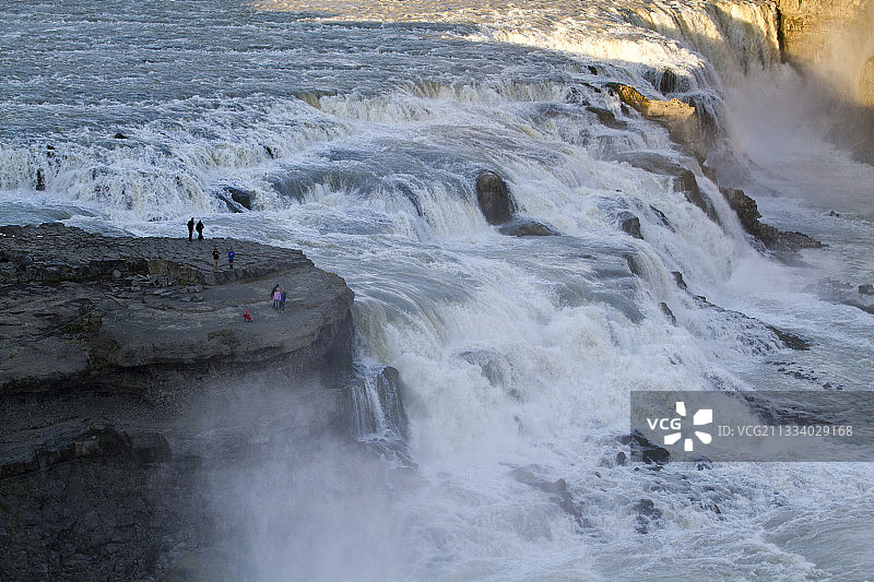 冰岛Vesturland，游客在Gullfoss瀑布旁图片素材