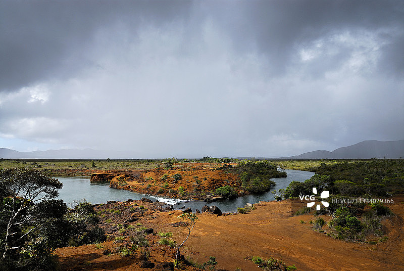 新喀里多尼亚湖泊平原上的暴风云图片素材