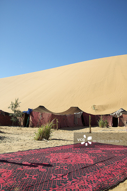 摩洛哥梅尔祖卡沙丘中的柏柏尔人帐篷图片素材