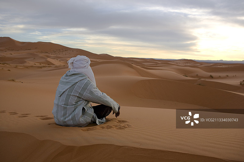 他望着日落图片素材