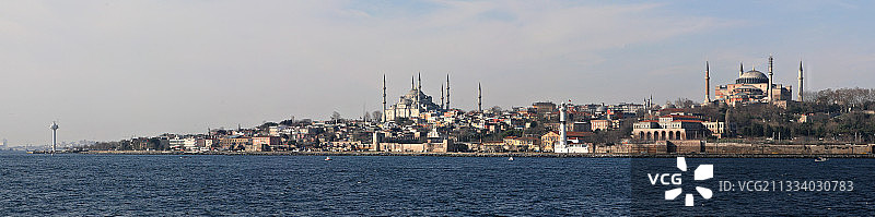 博斯普鲁斯海峡的圣索菲亚大教堂和蓝色清真寺景观图片素材