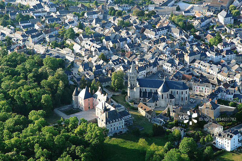 法国默恩-卢瓦尔市中心教堂与城堡图片素材