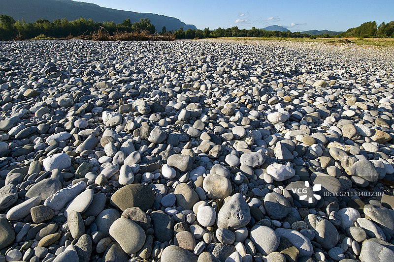 罗讷河畔的鹅卵石，法国萨瓦省图片素材