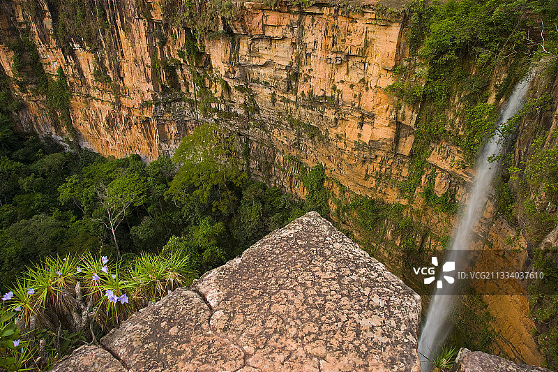 巴西吉马良斯高原的瀑布悬崖和森林图片素材