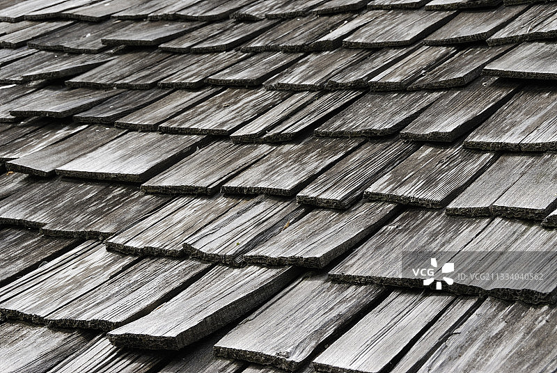 阿尔卑斯小木屋屋顶上的木瓦图片素材