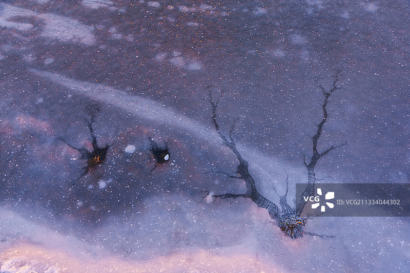 冰岛Dyrhólaey的裂冰图片素材