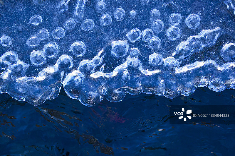 冰岛塞里雅兰瀑布中的冰气泡图片素材