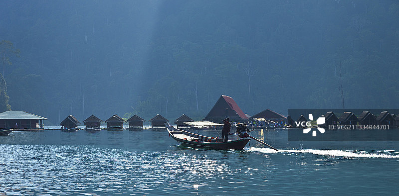 泰国考索国家公园哲欧兰湖上的高脚生态旅馆图片素材