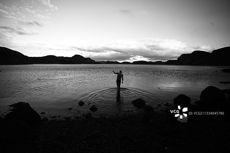 男子测试水温图片素材