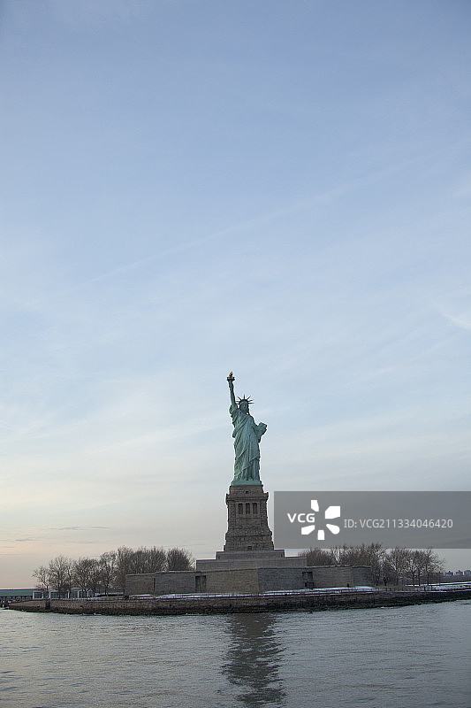 纽约自由岛日落时的自由女神像图片素材
