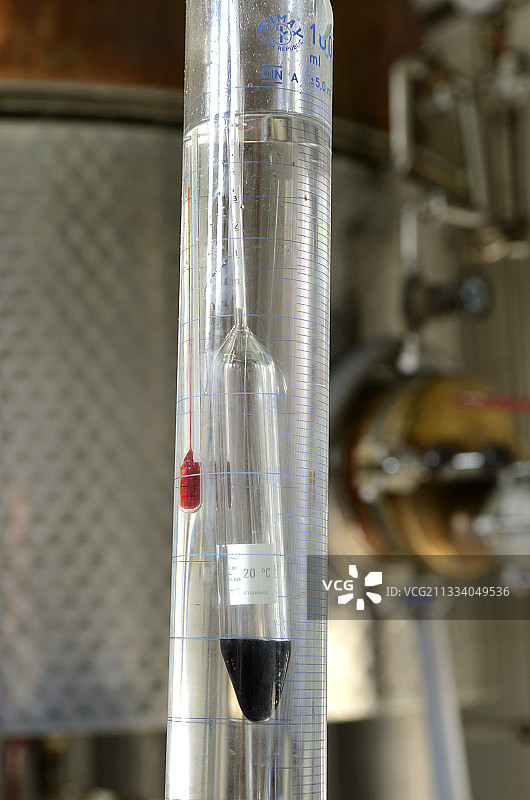 在生命之水蒸馏过程中测量酒精度的量度图片素材