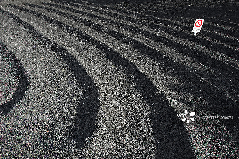 兰萨罗特岛景观中使用的黑色火山沙细节图片素材