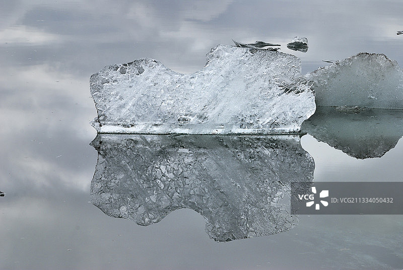 冰岛杰古沙龙冰川湖上的冰块图片素材
