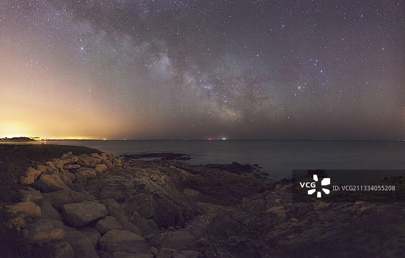 天蝎座可见，人马座升起，银河向左延伸至天鹰座和天鹅座图片素材