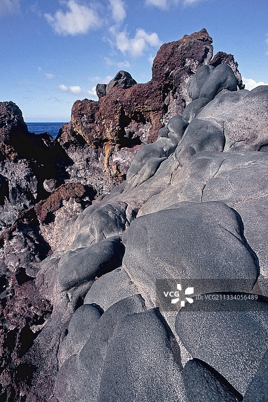 红色熔岩和黑色枕状熔岩图片素材