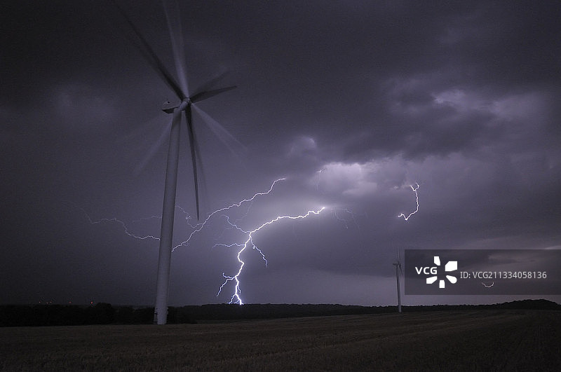 黄昏时分法国洛林的风和闪电图片素材