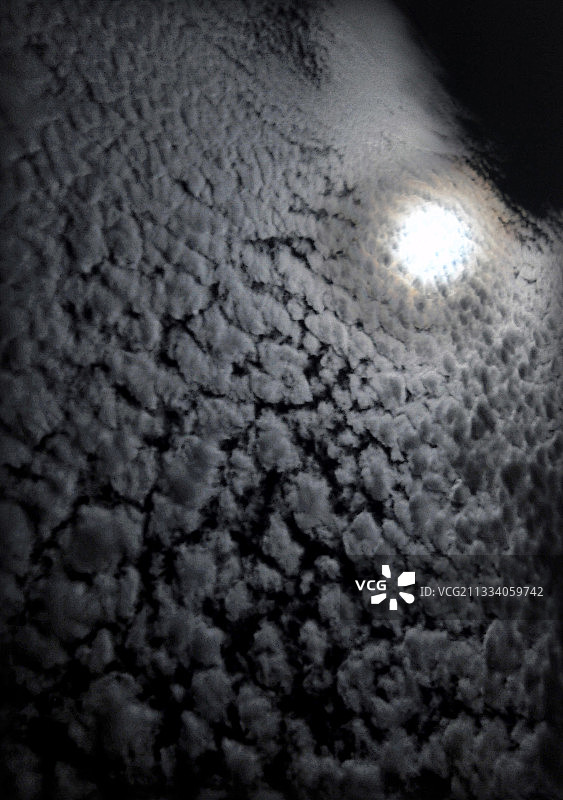 云层中的月亮图片素材