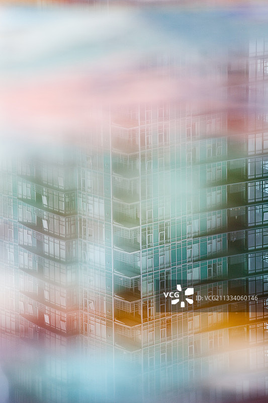 温哥华水坑中的建筑外墙倒影图片素材