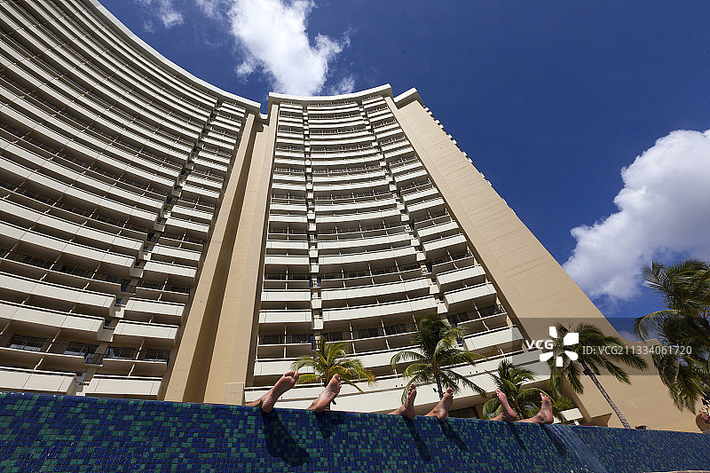 夏威夷檀香山威基基海滩岸边的酒店图片素材