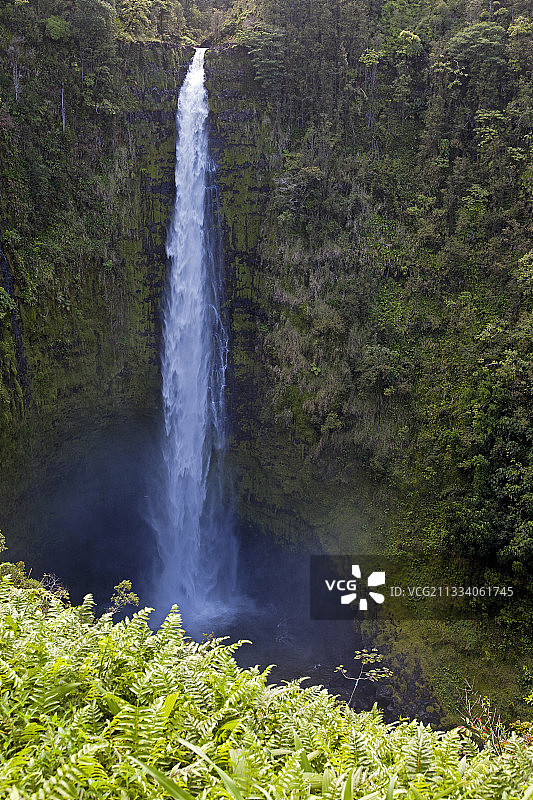 夏威夷岛哈玛库亚海岸的阿卡卡瀑布图片素材