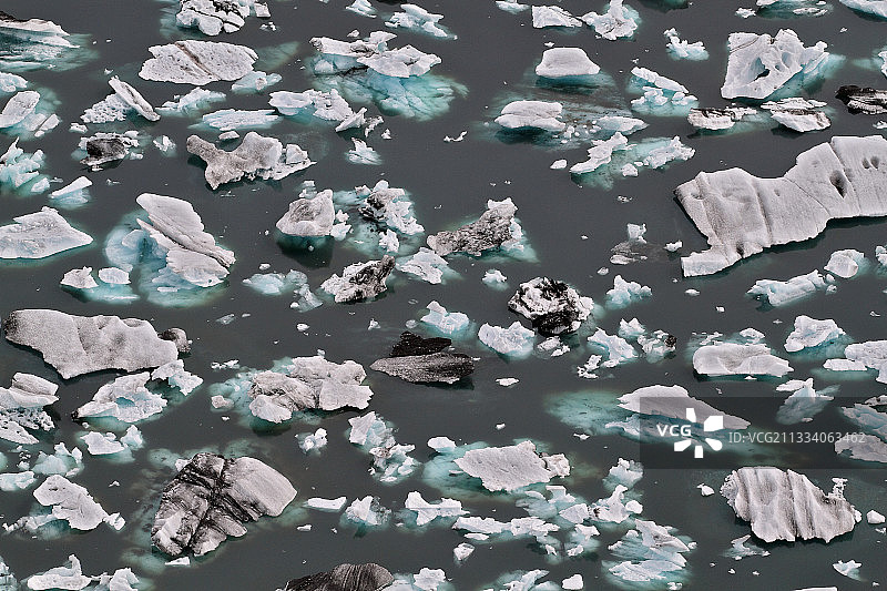 冰岛杰古沙龙冰河湖上的冰山图片素材