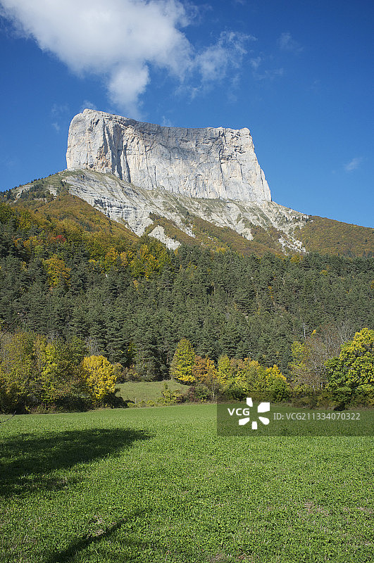 法国希希利亚讷秋季的蒙艾吉耶山图片素材
