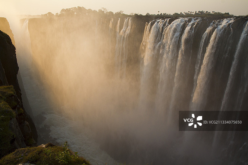 津巴布韦日落时的维多利亚瀑布图片素材