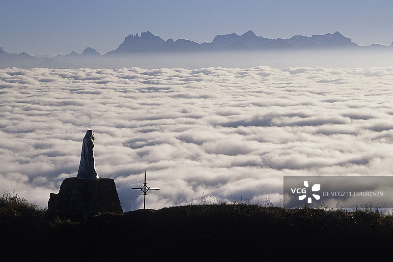 一个十字架于1870年就已竖立在此地，背景是米迪群峰图片素材