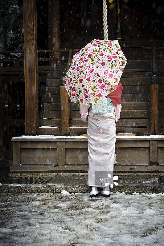 日本京都八坂神社雪景中的女人图片素材