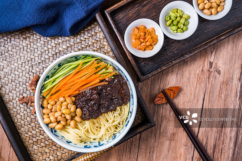 放在木桌上的北京美食老北京炸酱面图片素材