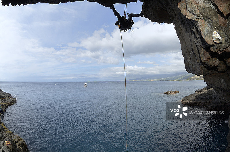 航海海岸旅的潜水员为应对各种情况做准备图片素材