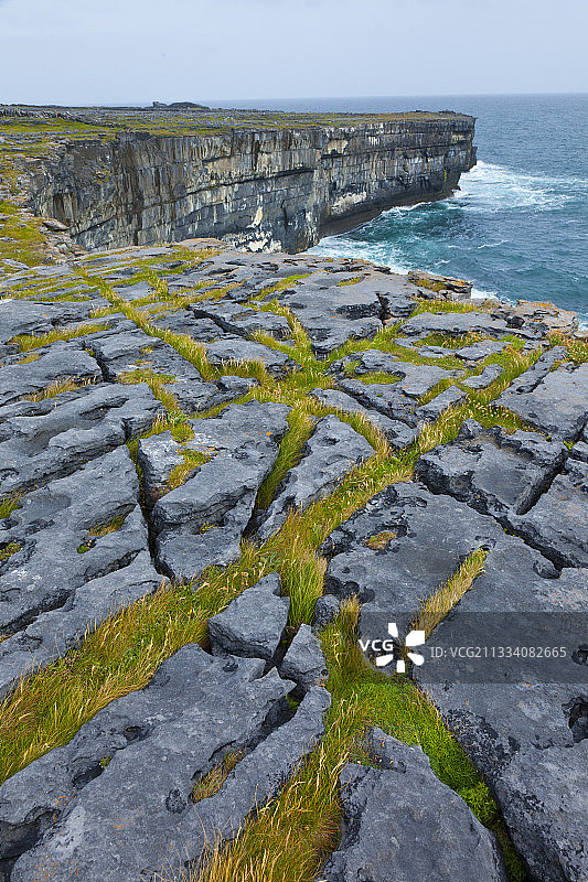 爱尔兰戈尔韦郡因尼什莫尔岛悬崖上的黑堡图片素材