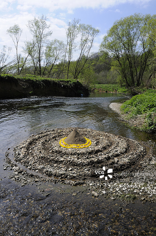 河流上的大地艺术图片素材