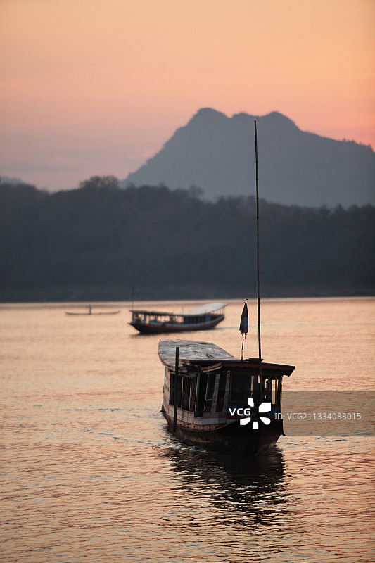 老挝琅勃拉邦的湄公河日落图片素材