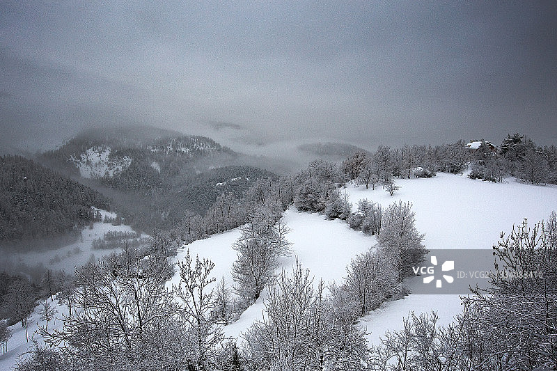 法国默坎图尔阿尔卑斯山雾中木屋图片素材