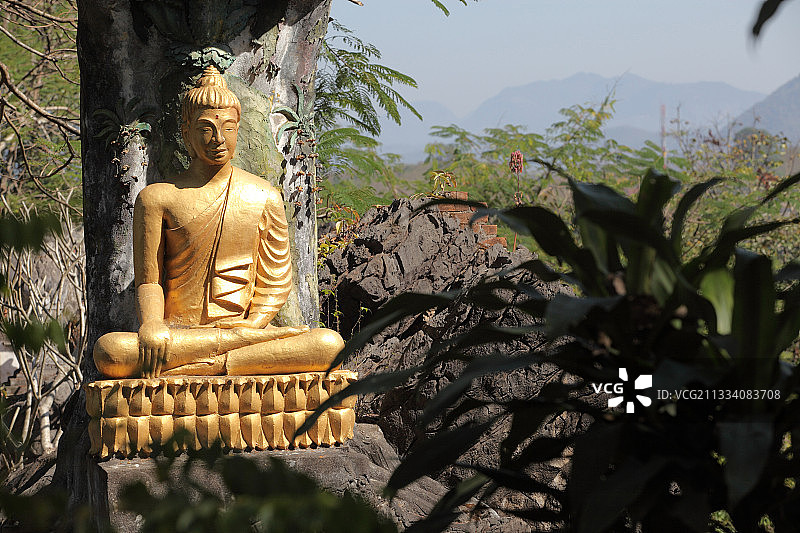 老挝普西山花园里的佛像图片素材