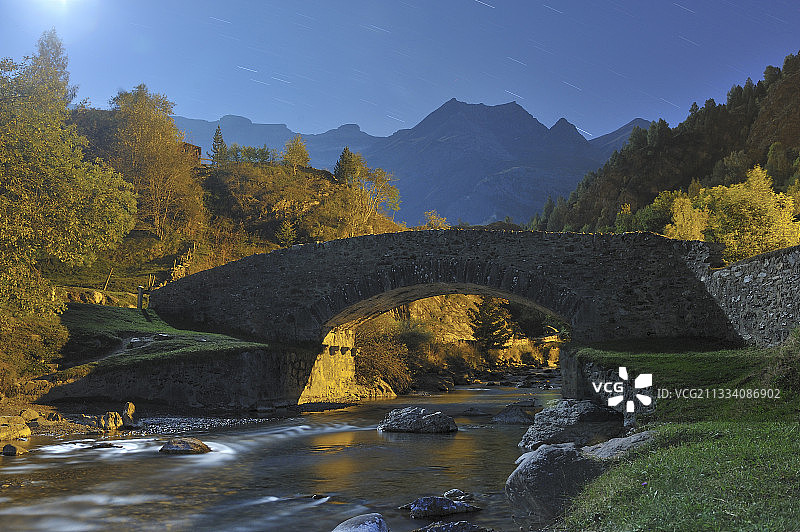 波城加瓦尔尼马戏团法国比利牛斯山的加夫河大桥图片素材