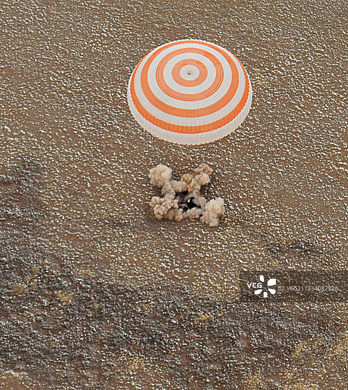 联盟号TMA-19飞船在哈萨克斯坦着陆的照片图片素材