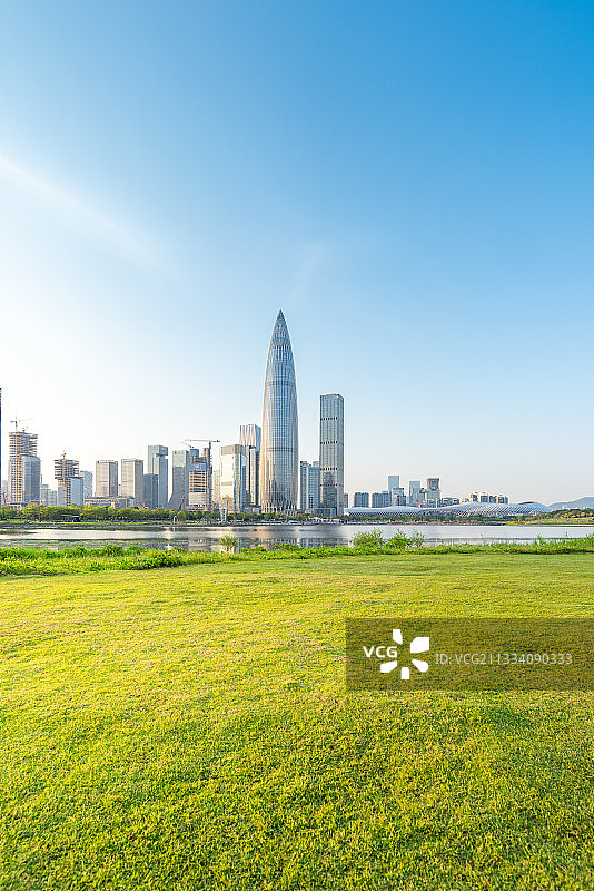 深圳人才公园和无人的草坪图片素材