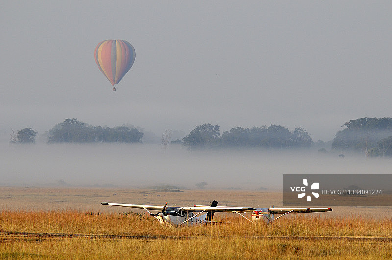 肯尼亚马赛马拉的气球和飞机图片素材