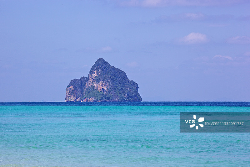 泰国喀斯特岩石与蔚蓝大海图片素材