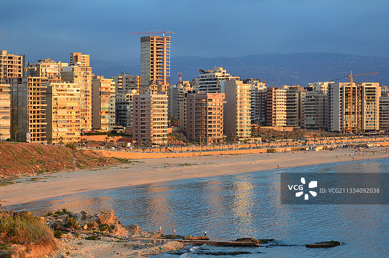 地中海沿岸城镇风光：滨海路旁的地产开发图片素材
