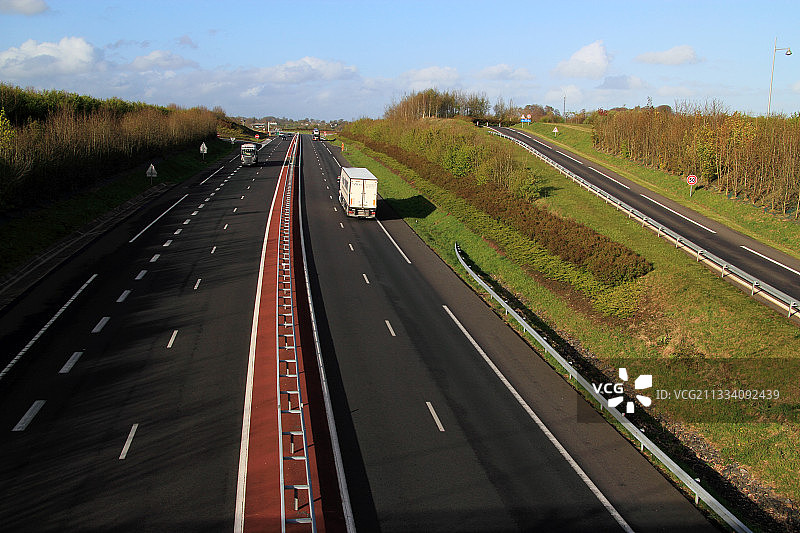 法国芒什省阿夫朗什附近的A84高速公路图片素材