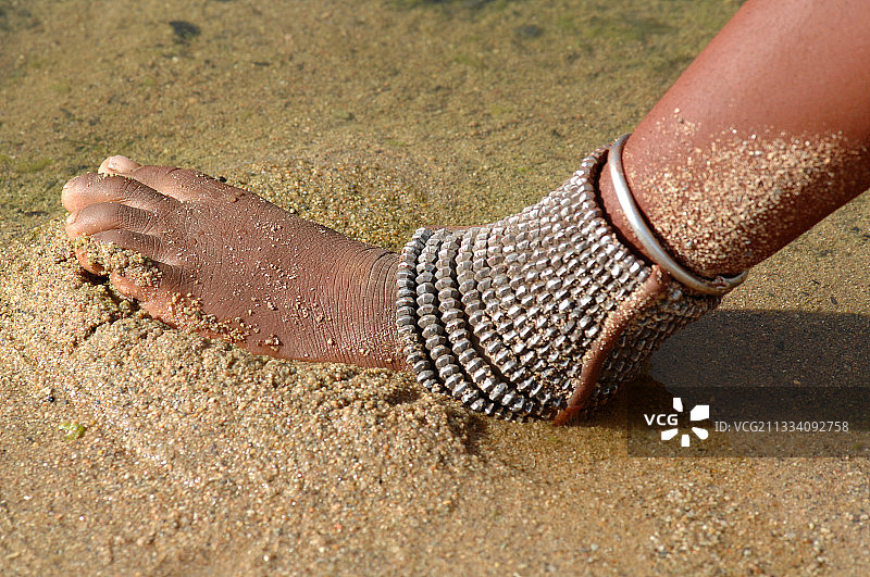 辛巴族妇女：贞洁的象征是佩戴遮盖脚踝的铁手镯图片素材